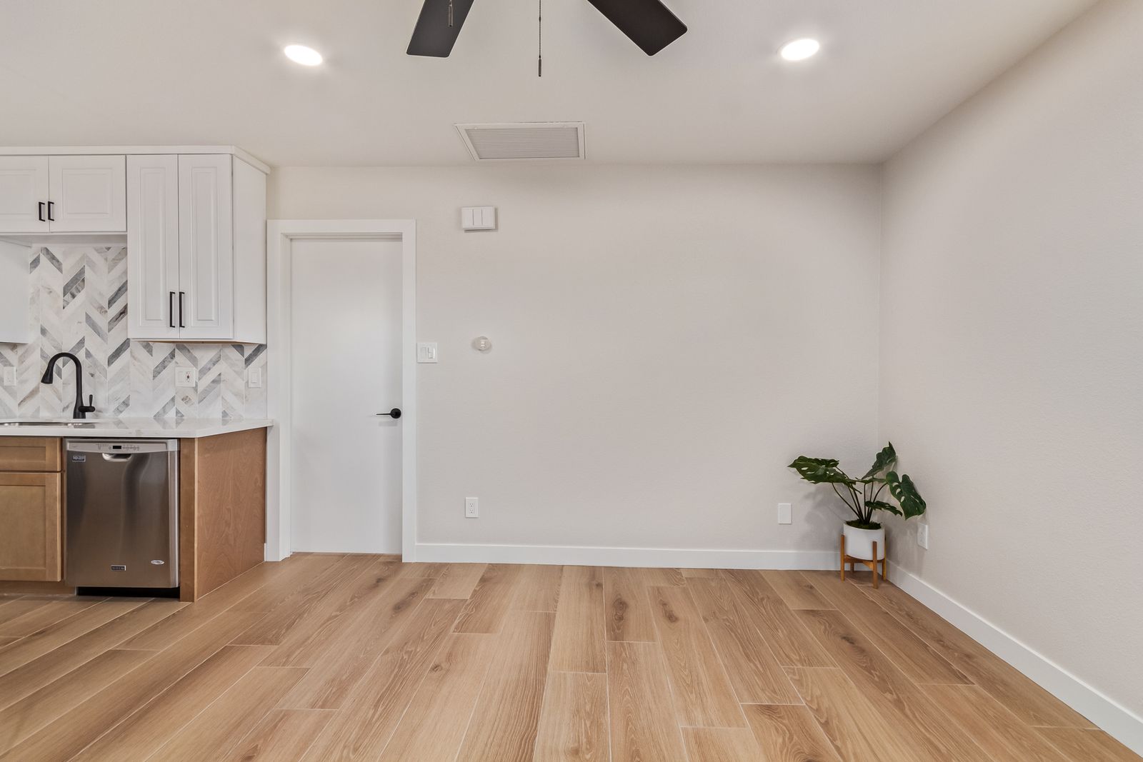 Kitchenette with light wood-look flooring
